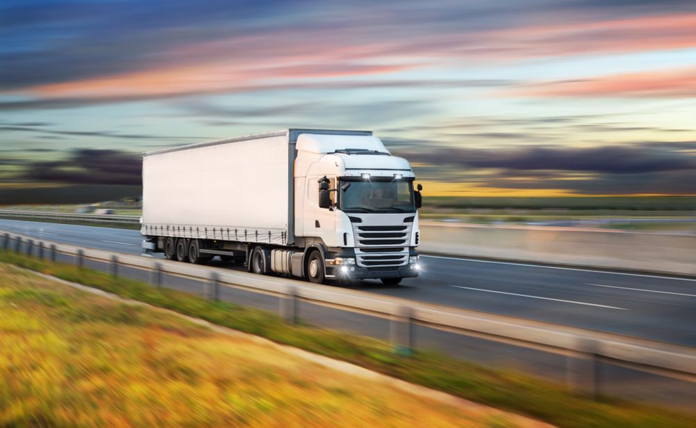 Camion d’expédition du matériel AGM TEC sur route